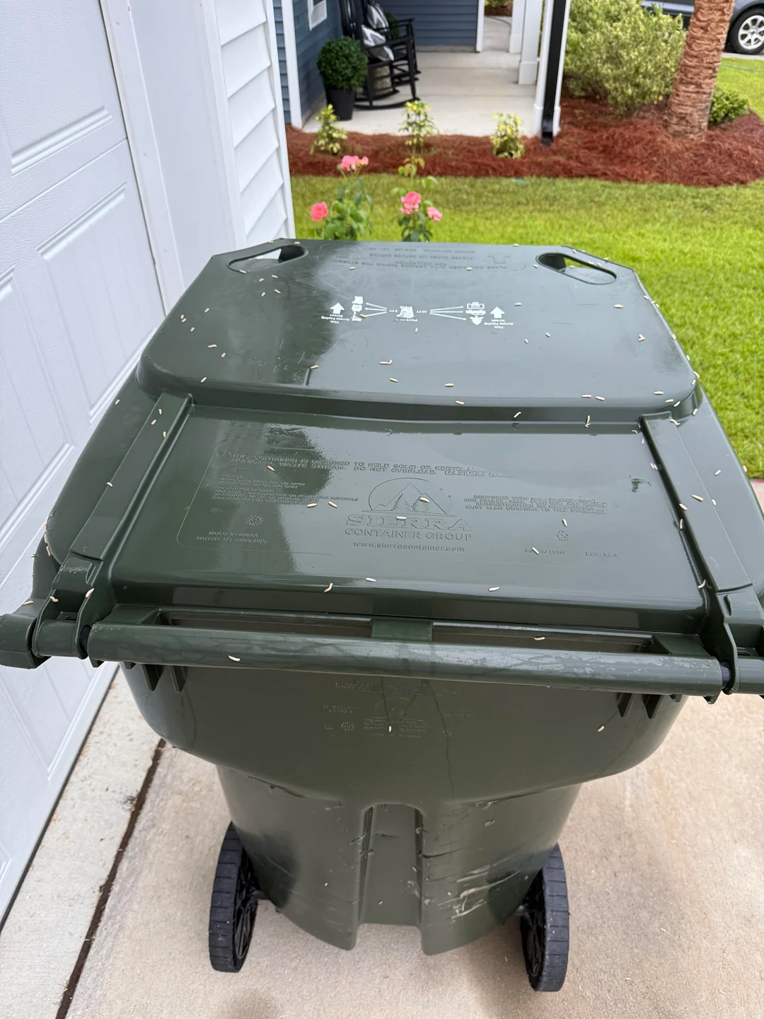 Spotless garbage can after an Ohio Clean Cans cleaning